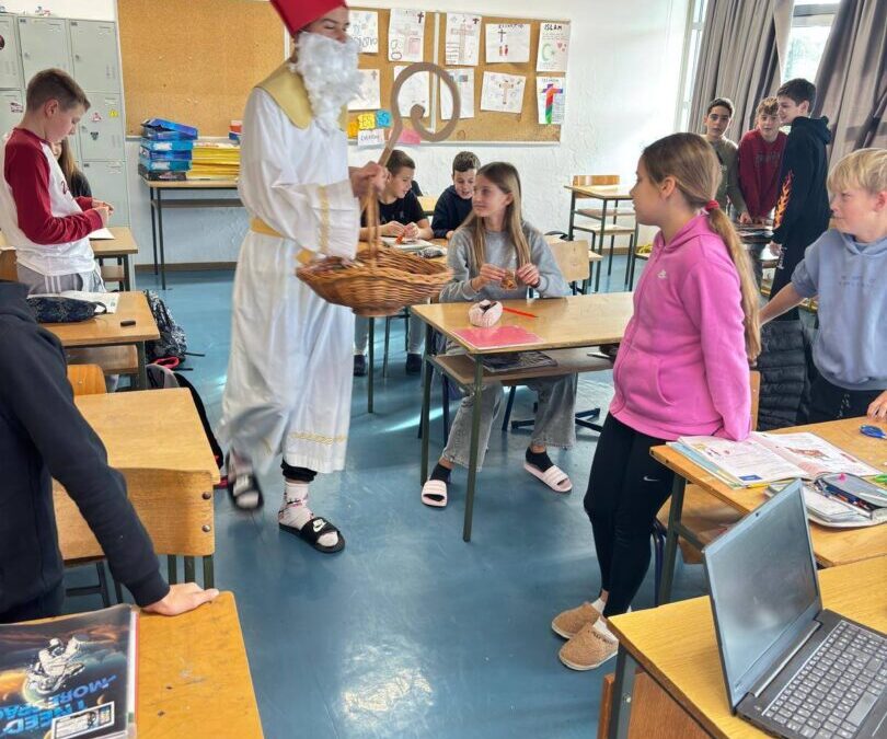 Sv. Nikola u posjeti školi